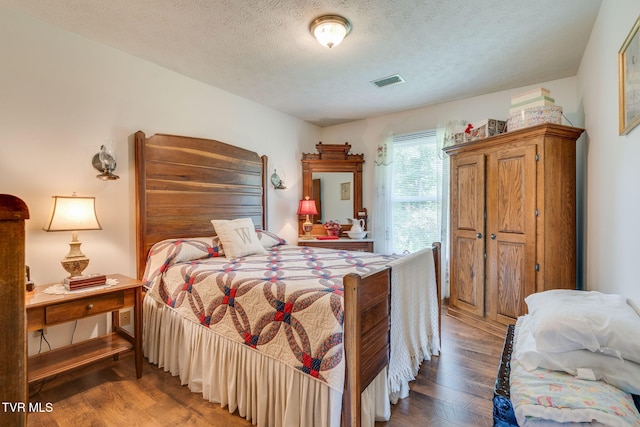 2129 Philon Dr, Kingsport, TN 37660 - bedroom with wood finished floors and a textured ceiling