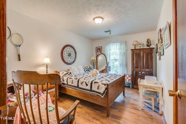 2129 Philon Dr, Kingsport, TN 37660 - bedroom with light wood-style flooring and a textured ceiling