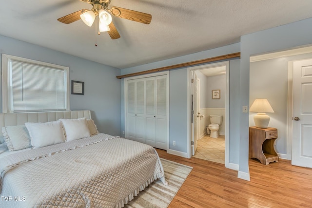 605 Dickerson St, Kingsport, TN 37665 - bedroom featuring light wood-type flooring, a closet, a ceiling fan, and ensuite bath