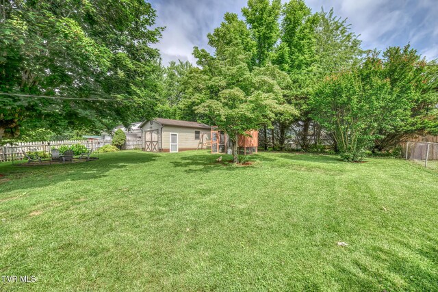 605 Dickerson St, Kingsport, TN 37665 - fenced backyard with an outdoor structure