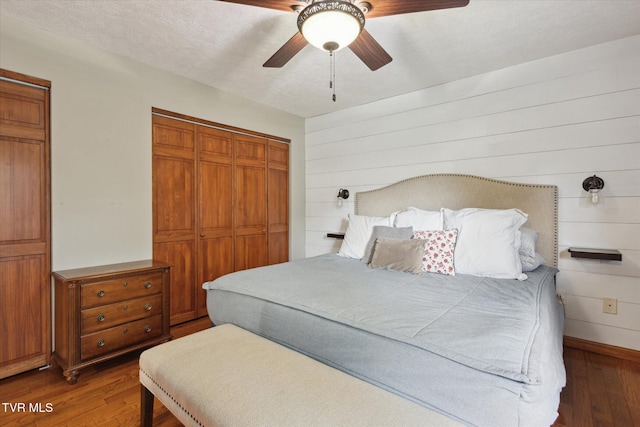 4404 Stillwood Ave, Kingsport, TN 37664 - bedroom with wood finished floors, ceiling fan, and a closet