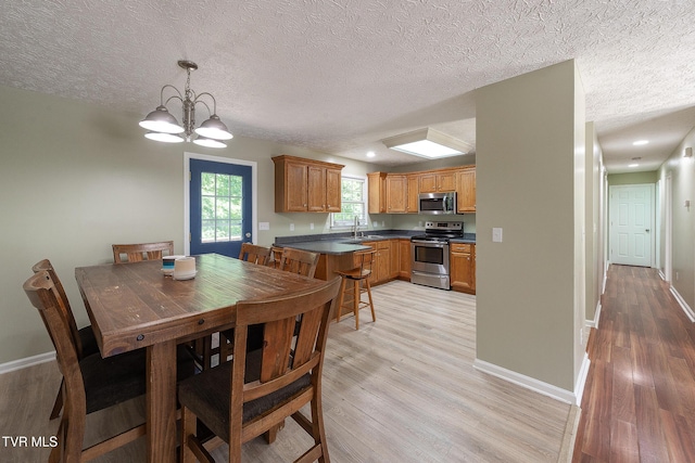 5630 Orebank Rd, Kingsport, TN 37664 - dining space with light wood-style floors, a chandelier, a textured ceiling, and recessed lighting