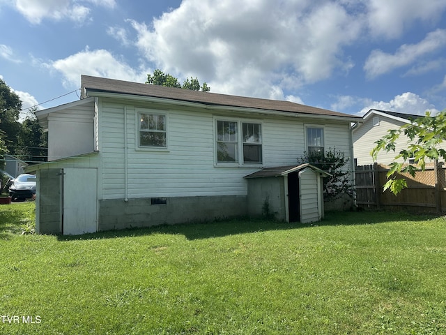613 Spruce St, Johnson City, TN 37601 - back of property with crawl space