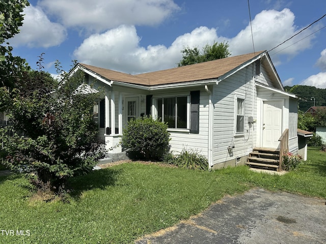 613 Spruce St, Johnson City, TN 37601 - view of front of house featuring entry steps, a front yard, and crawl space