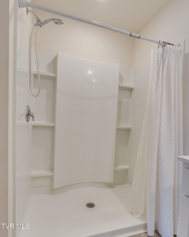 1244 Stamp Lodge Rd, Kingsport, TN 37660 - bathroom featuring a stall shower