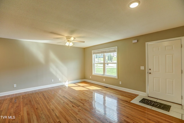 136 W Wilkshire Pl, Bristol, TN 37620 - entrance foyer with ceiling fan, light wood finished floors, and a textured ceiling