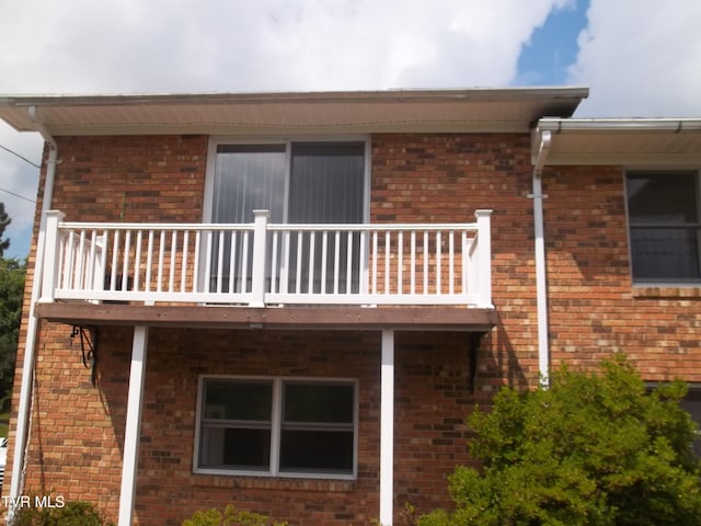 313 Milburn Ave, Kingsport, TN 37660 - view of property exterior featuring brick siding and a balcony