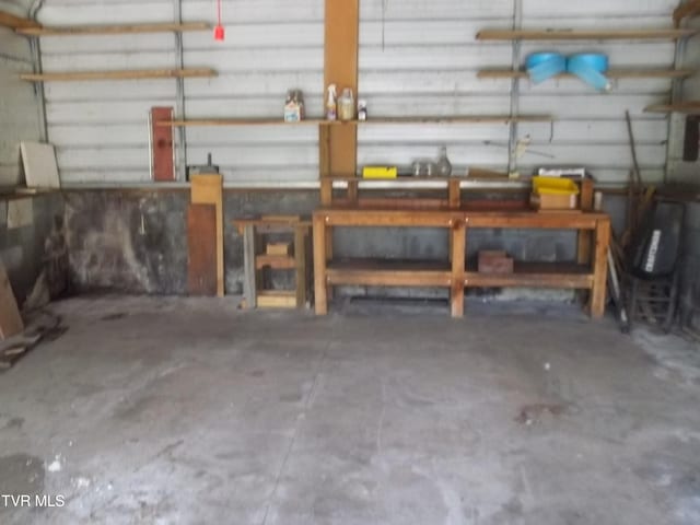 313 Milburn Ave, Kingsport, TN 37660 - garage with a workshop area