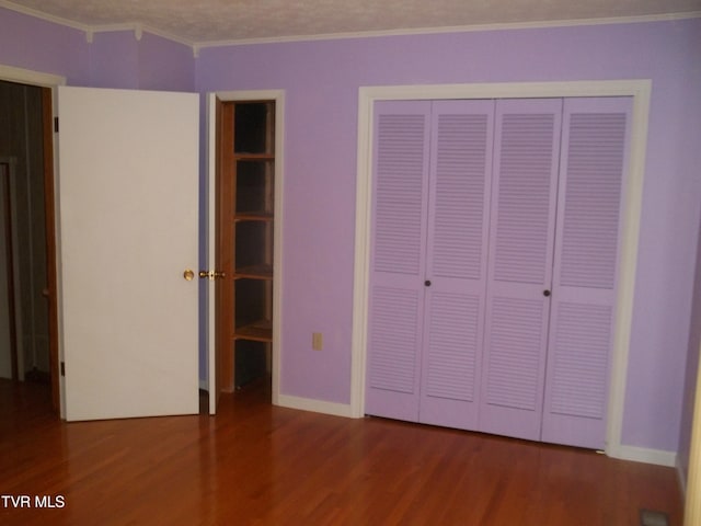 313 Milburn Ave, Kingsport, TN 37660 - unfurnished bedroom with wood finished floors, ornamental molding, and a closet
