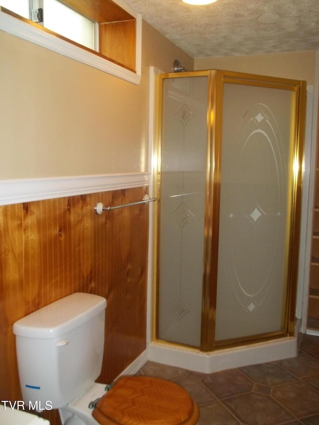313 Milburn Ave, Kingsport, TN 37660 - full bathroom with a shower stall, a wainscoted wall, and a textured ceiling