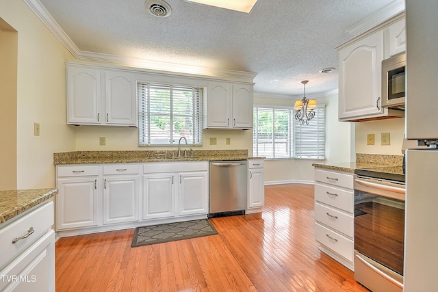 226 Willowbend Ct, Kingsport, TN 37660 - kitchen with appliances with stainless steel finishes, crown molding, light wood-type flooring, a chandelier, and a textured ceiling