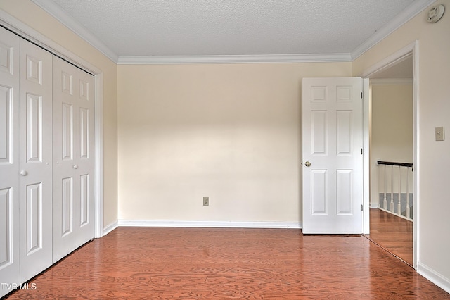 226 Willowbend Ct, Kingsport, TN 37660 - unfurnished bedroom with wood finished floors, ornamental molding, and a closet