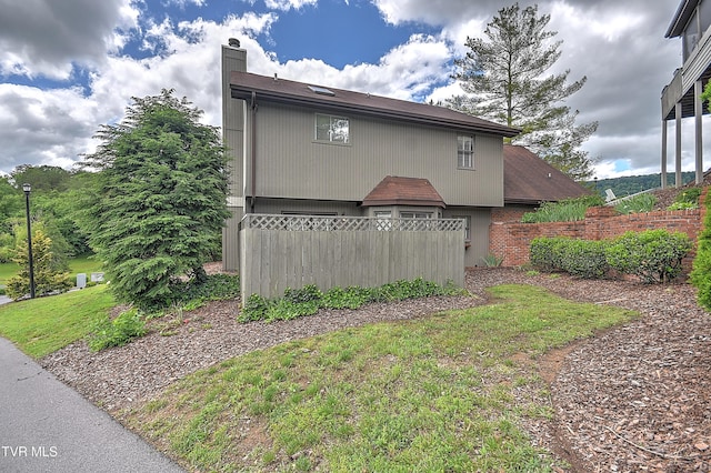 226 Willowbend Ct, Kingsport, TN 37660 - view of side of home with a chimney