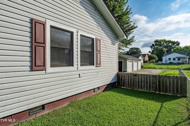 1524 Redwood Dr, Kingsport, TN 37664 - view of side of home featuring crawl space, a garage, and an outdoor structure