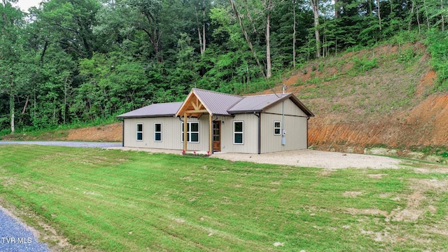 1976 Hartford Rd, Cosby, TN 37722 - view of front of property with a front lawn and a metal roof