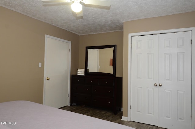 2165 Steadman St, Kingsport, TN 37664 - bedroom with dark wood finished floors, a textured ceiling, a closet, and a ceiling fan