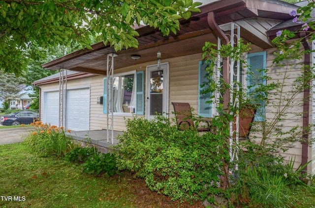 2165 Steadman St, Kingsport, TN 37664 - view of side of property featuring a garage and concrete driveway
