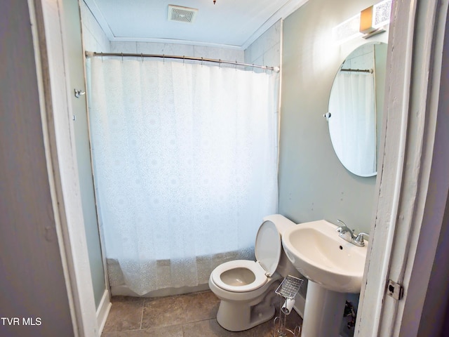 719 E Maple St, Johnson City, TN 37601 - full bath featuring toilet and a sink