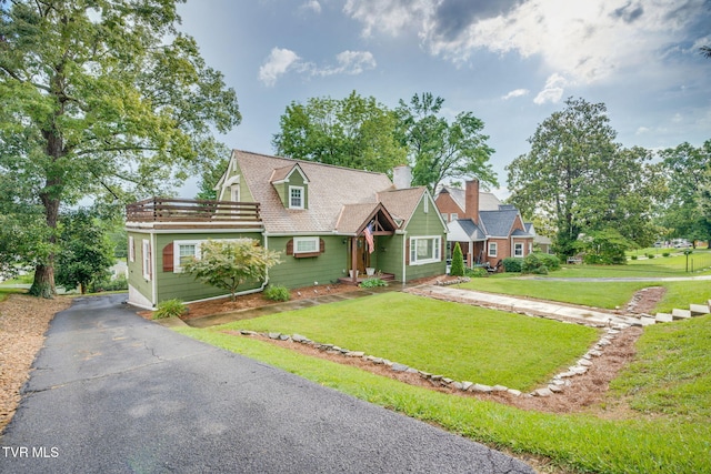 1121 Watauga St, Kingsport, TN 37660 - view of front facade featuring driveway, a front lawn, and a chimney
