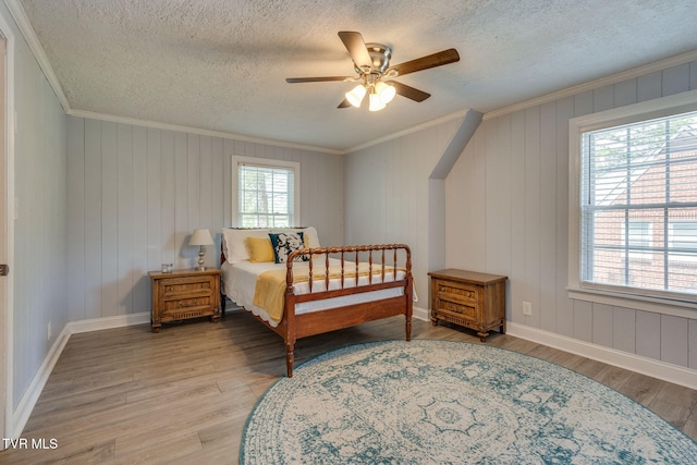 1121 Watauga St, Kingsport, TN 37660 - bedroom with light wood finished floors, a textured ceiling, crown molding, and a ceiling fan