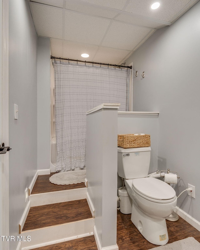 2424 Rivermont Dr, Kingsport, TN 37660 - bathroom with wood finished floors, a shower with curtain, recessed lighting, and a drop ceiling