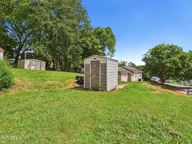 109 Wampler St, Kingsport, TN 37665 - view of grassy yard featuring a storage unit