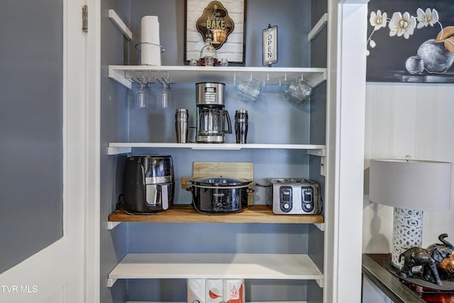 3277 Ashley St, Kingsport, TN 37664 - view of pantry