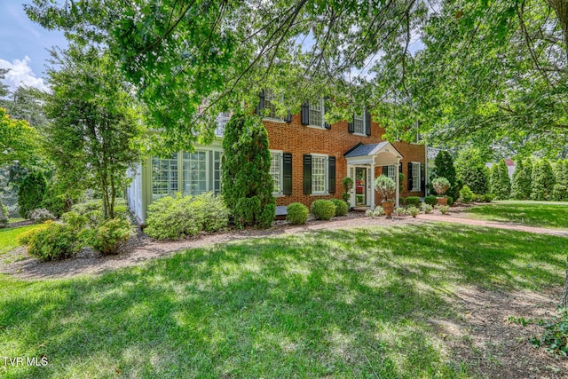 1261 Watauga St, Kingsport, TN 37660 - colonial inspired home featuring a front lawn and brick siding