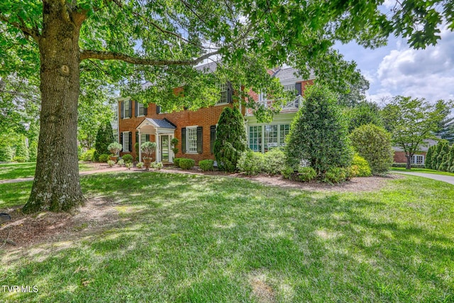 1261 Watauga St, Kingsport, TN 37660 - colonial-style house featuring a front lawn and brick siding
