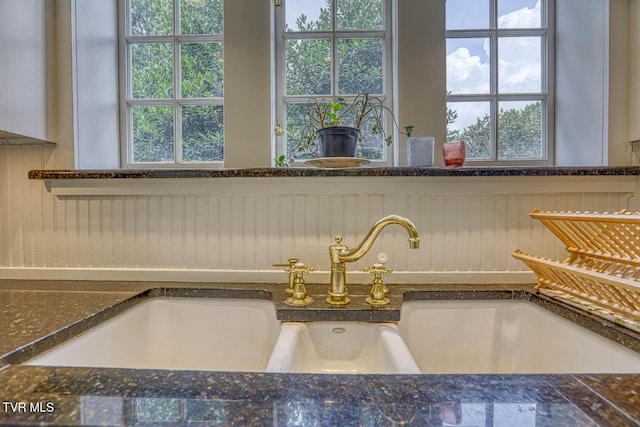 1261 Watauga St, Kingsport, TN 37660 - kitchen view of dark stone counters