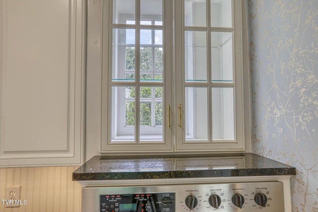 1261 Watauga St, Kingsport, TN 37660 - detailed view of wallpapered walls, washer / clothes dryer, and dark stone counters
