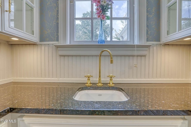 1261 Watauga St, Kingsport, TN 37660 - detailed view of wallpapered walls and a wainscoted wall
