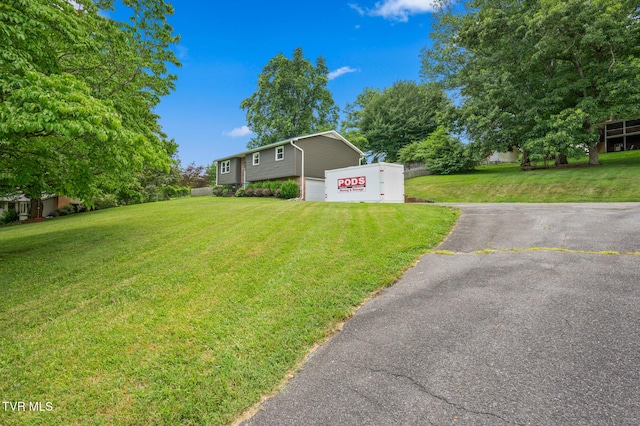3020 Ridgemont Cir, Kingsport, TN 37663 - view of grassy yard featuring a garage and asphalt driveway