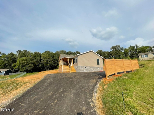 1819 Siesta Dr, Newport, TN 37821 - view of front facade with driveway and crawl space