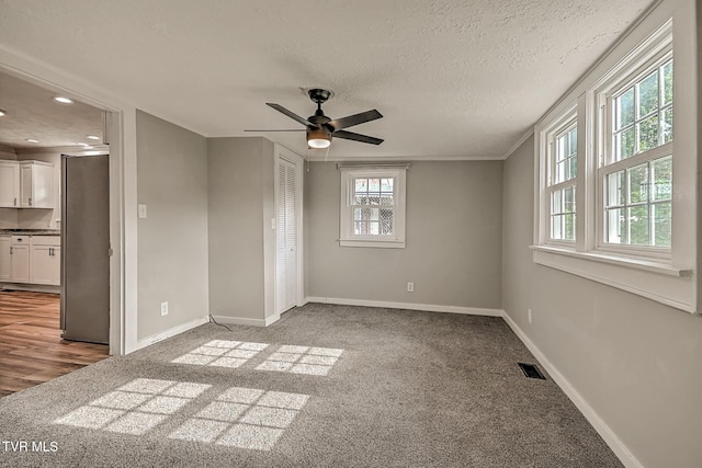 810 N Roan St, Elizabethton, TN 37643 - empty room with carpet floors, ceiling fan, recessed lighting, and a textured ceiling