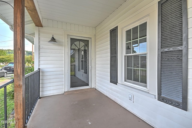 810 N Roan St, Elizabethton, TN 37643 - doorway to property featuring a porch