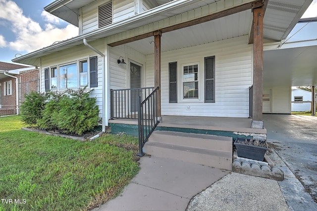 810 N Roan St, Elizabethton, TN 37643 - view of exterior entry featuring covered porch, an attached carport, driveway, and a yard