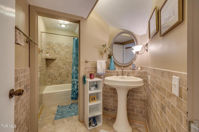 13 Crown Cir, Kingsport, TN 37660 - bathroom featuring tile walls, a textured ceiling, shower / bath combo with shower curtain, and a wainscoted wall