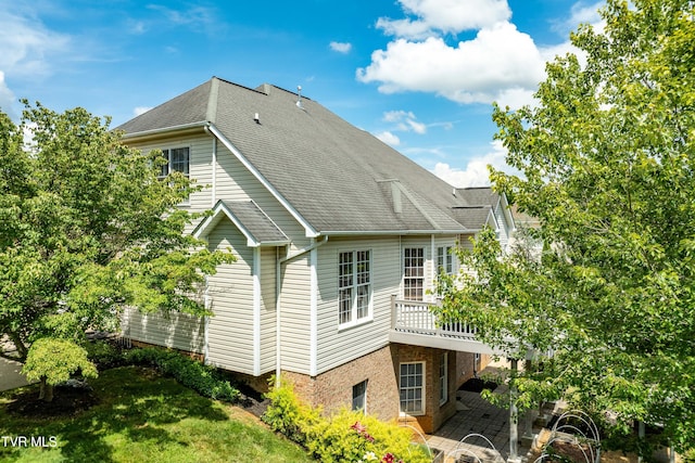 2003 Hackberry Dr, Jonesborough, TN 37659 - view of side of property featuring a patio, a shingled roof, and a lawn