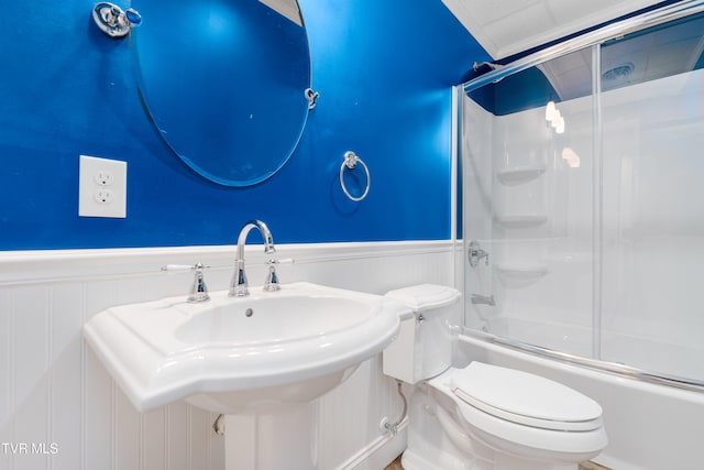 2003 Hackberry Dr, Jonesborough, TN 37659 - full bathroom featuring wainscoting, enclosed tub / shower combo, and a decorative wall