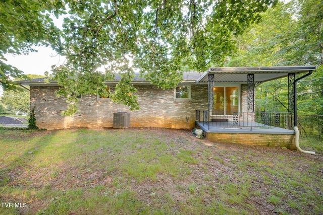 3513 Crest Rd, Kingsport, TN 37664 - rear view of property with brick siding and a yard