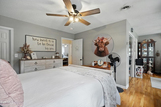 563 Old Jonesboro Rd, Bristol, TN 37620 - bedroom featuring light wood-style flooring, ceiling fan, and a textured ceiling