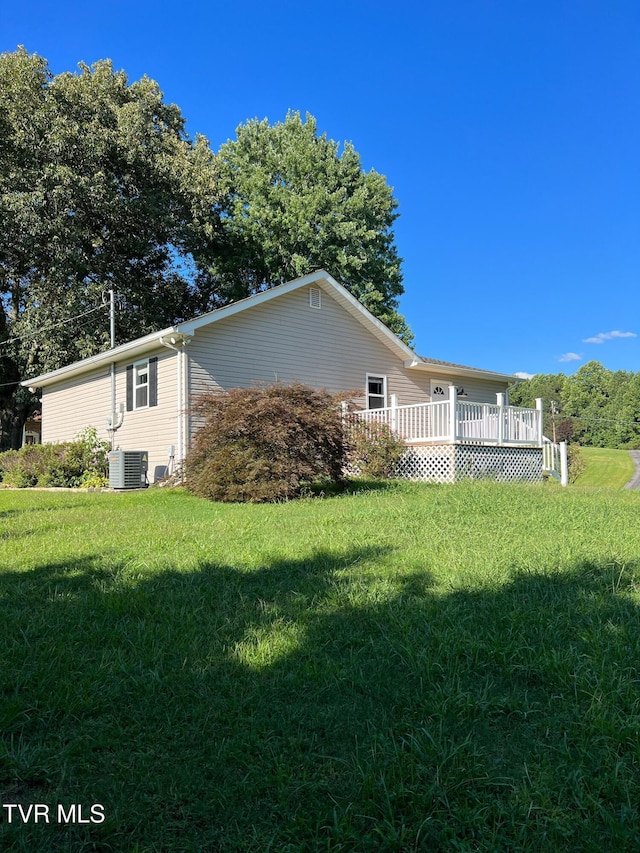 124 Zeb Grindstaff Rd Rd, Elizabethton, TN 37643 - view of side of property with a yard and a wooden deck