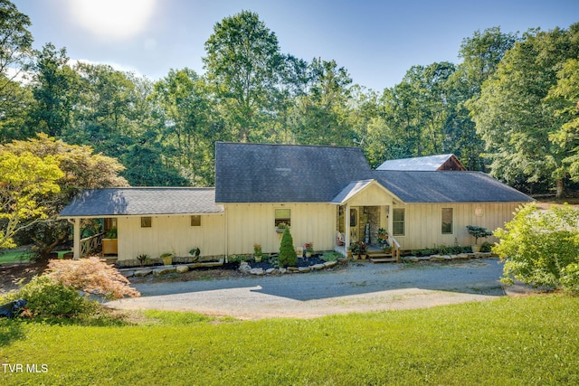 284 Bulldog Holw, Elizabethton, TN 37643 - view of front of house featuring dirt driveway, a shingled roof, and a front yard