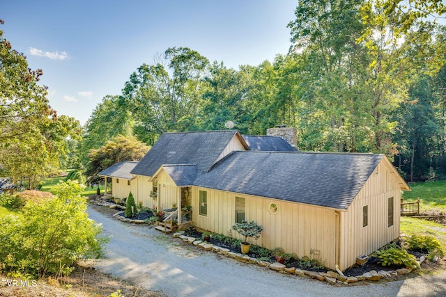 284 Bulldog Holw, Elizabethton, TN 37643 - chalet / cabin featuring a shingled roof and a chimney