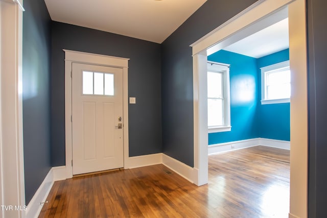917 Pennsylvania Ave, Bristol, TN 37620 - foyer entrance with wood finished floors and baseboards