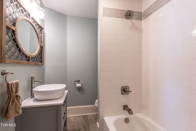 917 Pennsylvania Ave, Bristol, TN 37620 - full bath with bathing tub / shower combination and vanity
