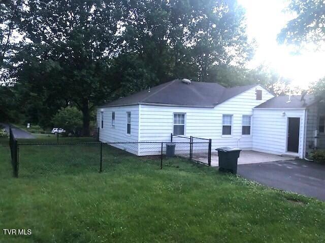 102 Woodland Dr, Johnson City, TN 37601 - photo 2