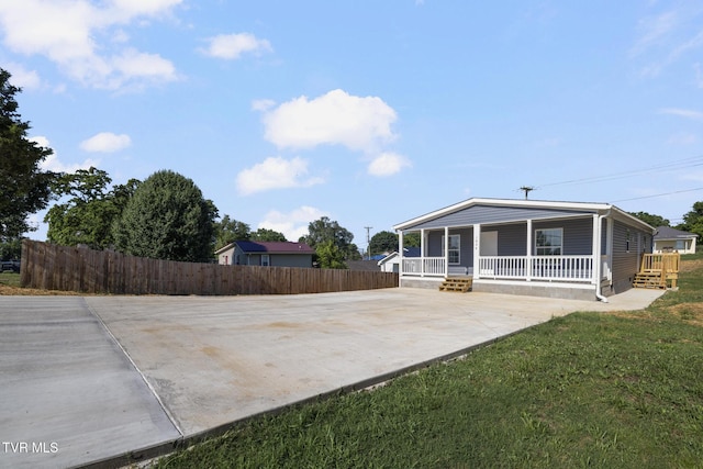 1024 Walnut Ave, Kingsport, TN 37660 - view of yard with covered porch and concrete driveway