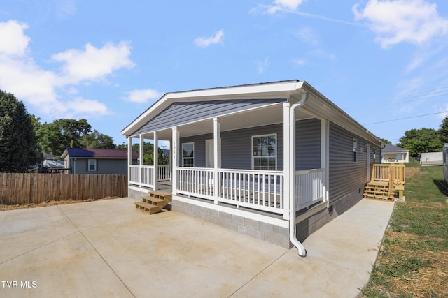 1024 Walnut Ave, Kingsport, TN 37660 - view of front facade with a porch and crawl space